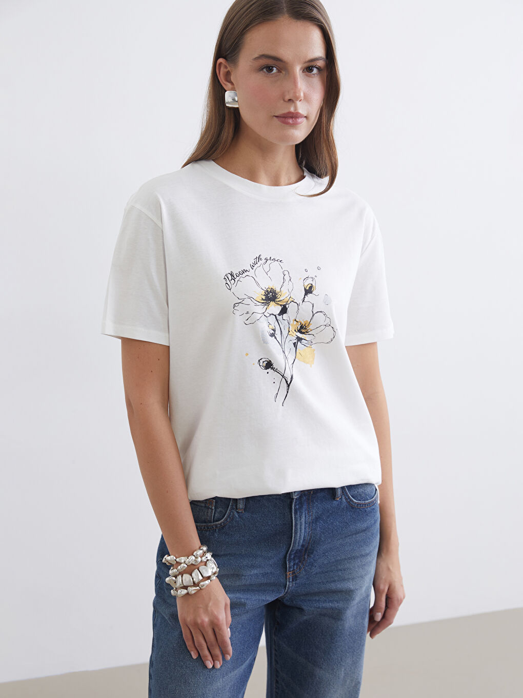 Ekru Bisiklet Yaka Çiçekli Kadın Tişört