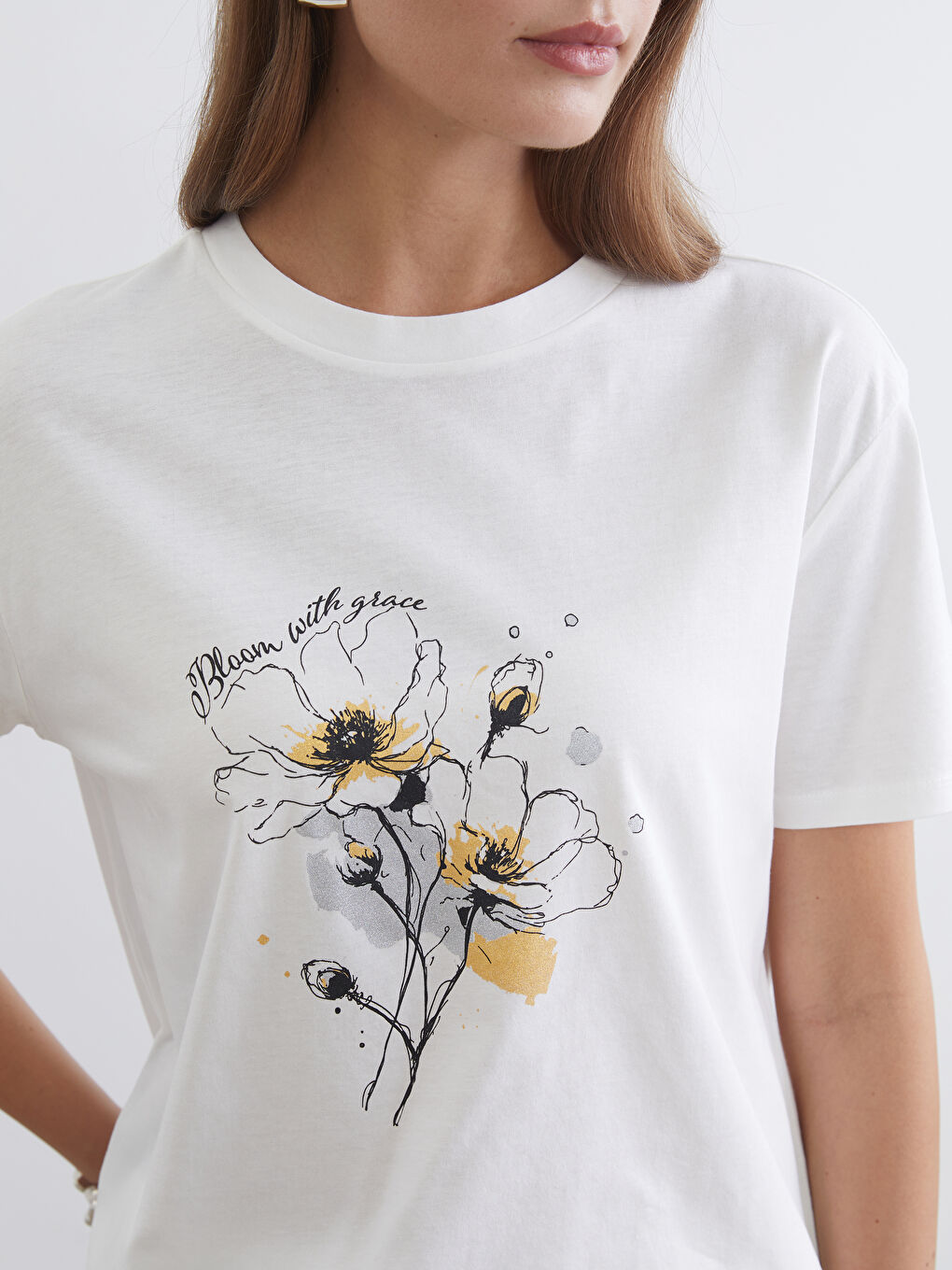 Ekru Bisiklet Yaka Çiçekli Kadın Tişört-2