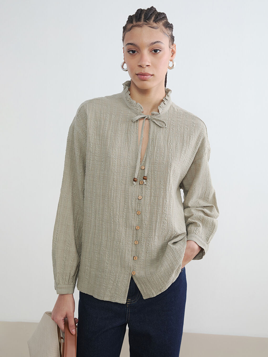 ქალი ხაკისფერი პერანგი