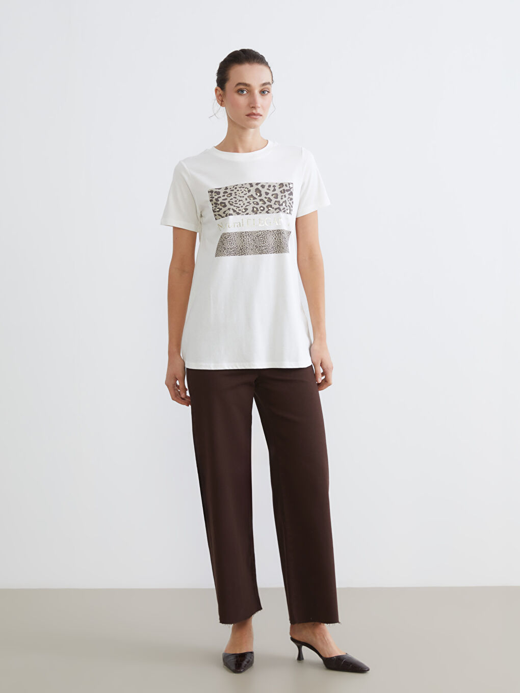 Ekru Bisiklet Yaka Baskılı Kadın Tişört-1