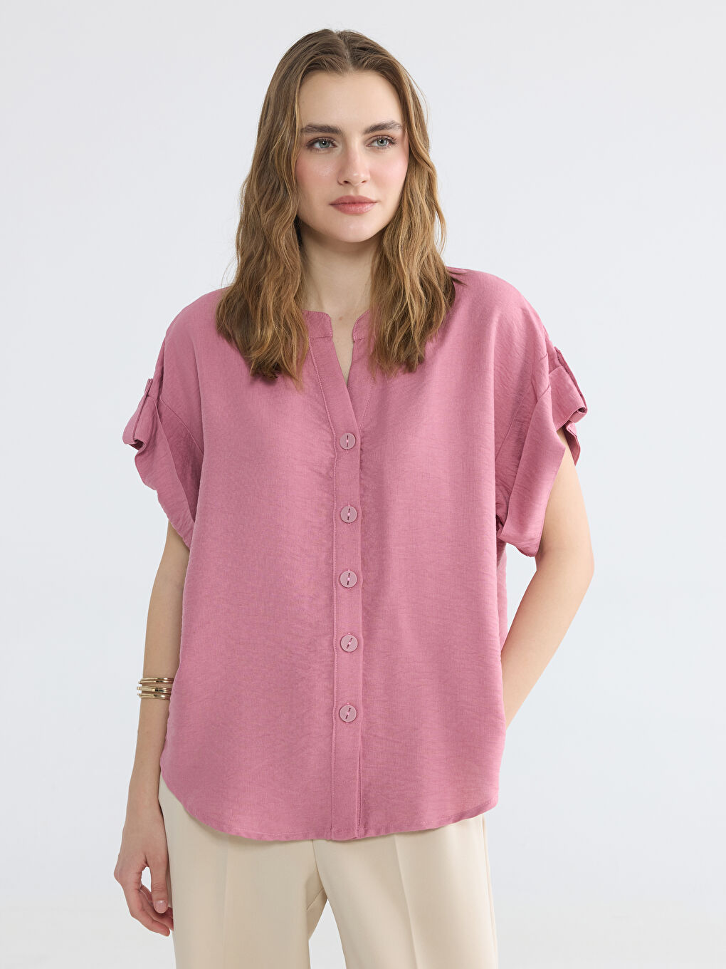 قميص نسائي بياقة بشق