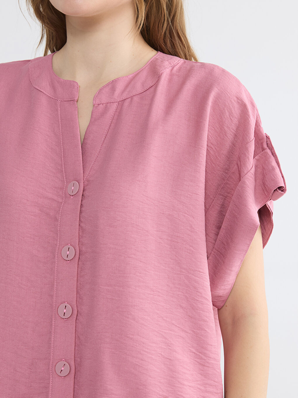 قميص نسائي بياقة بشق-2