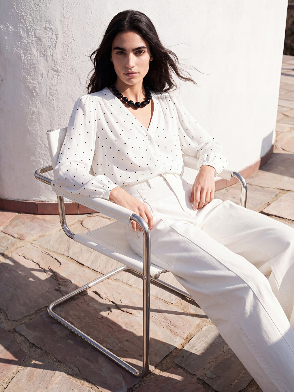 Blouse en satin à pois avec encolure en V