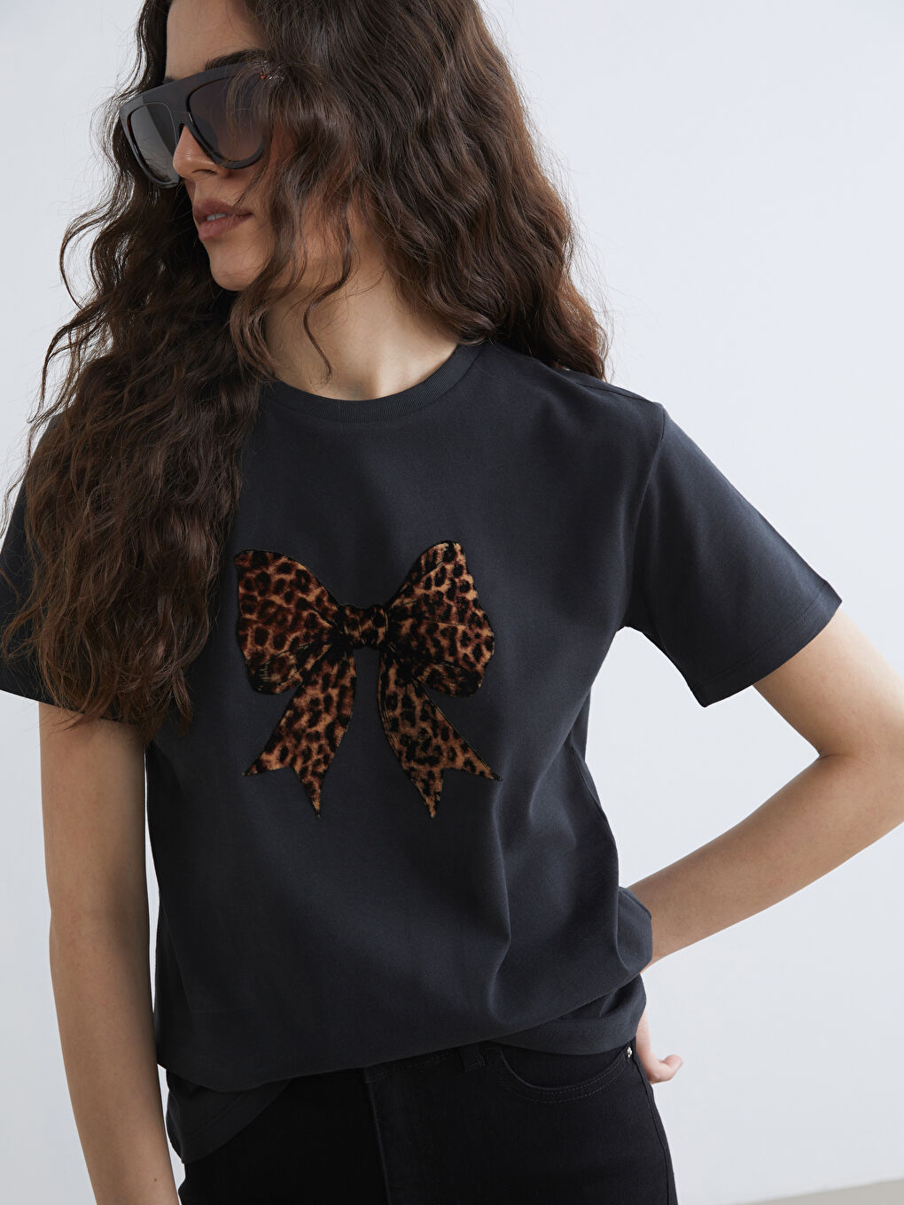 Siyah Bisiklet Yaka Fiyonk Baskılı Kadın Tişört