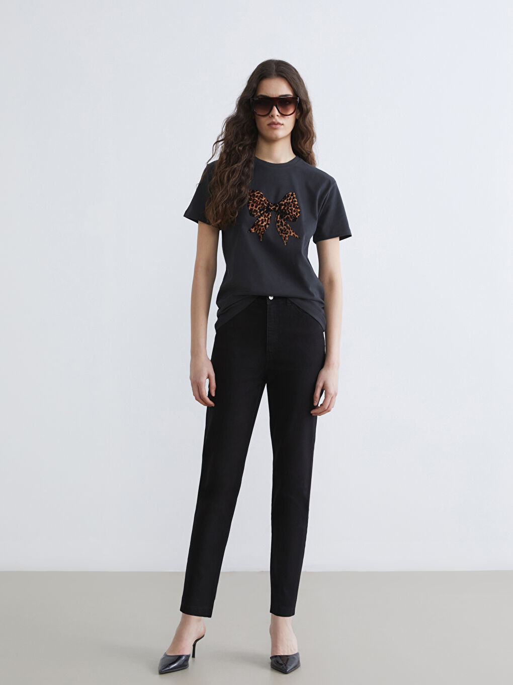 Siyah Bisiklet Yaka Fiyonk Baskılı Kadın Tişört-1