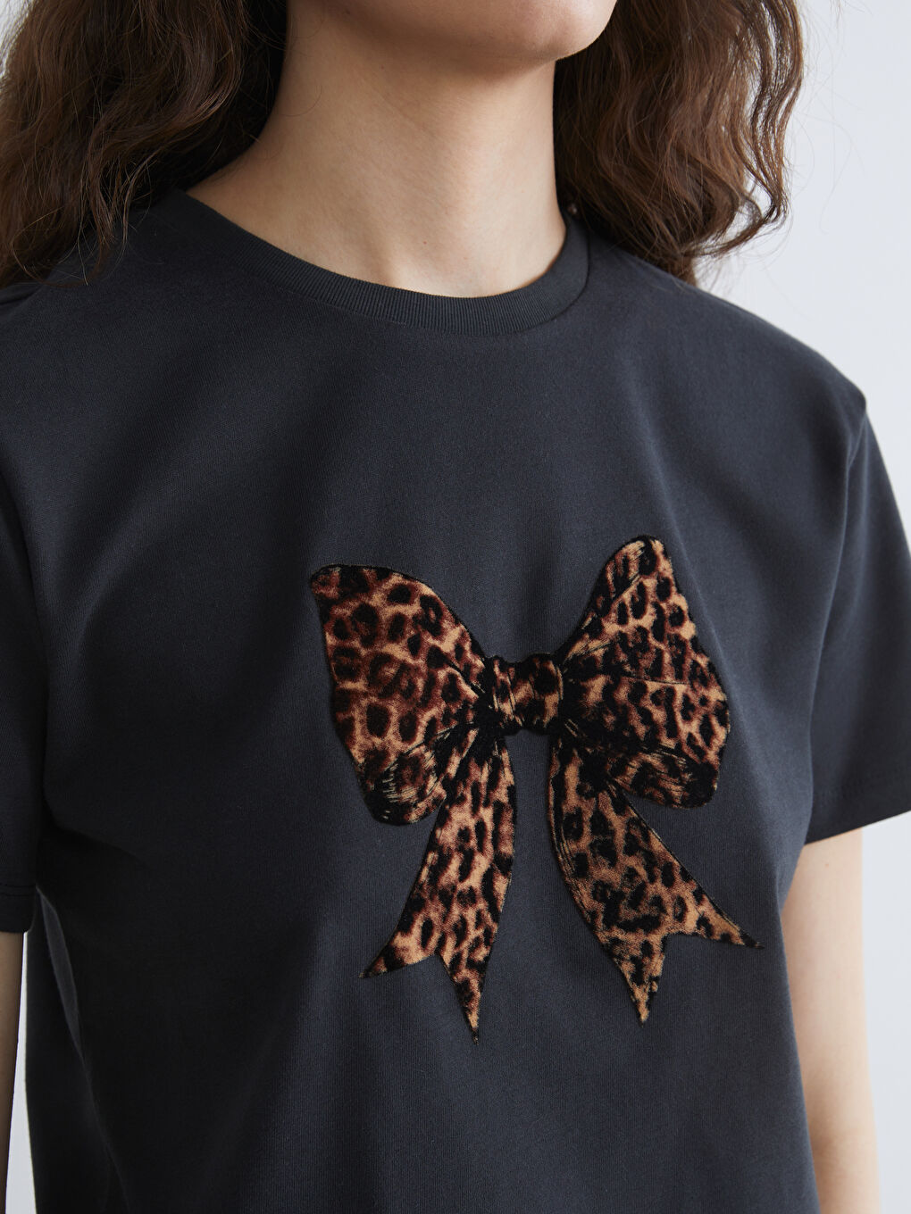 Siyah Bisiklet Yaka Fiyonk Baskılı Kadın Tişört-2