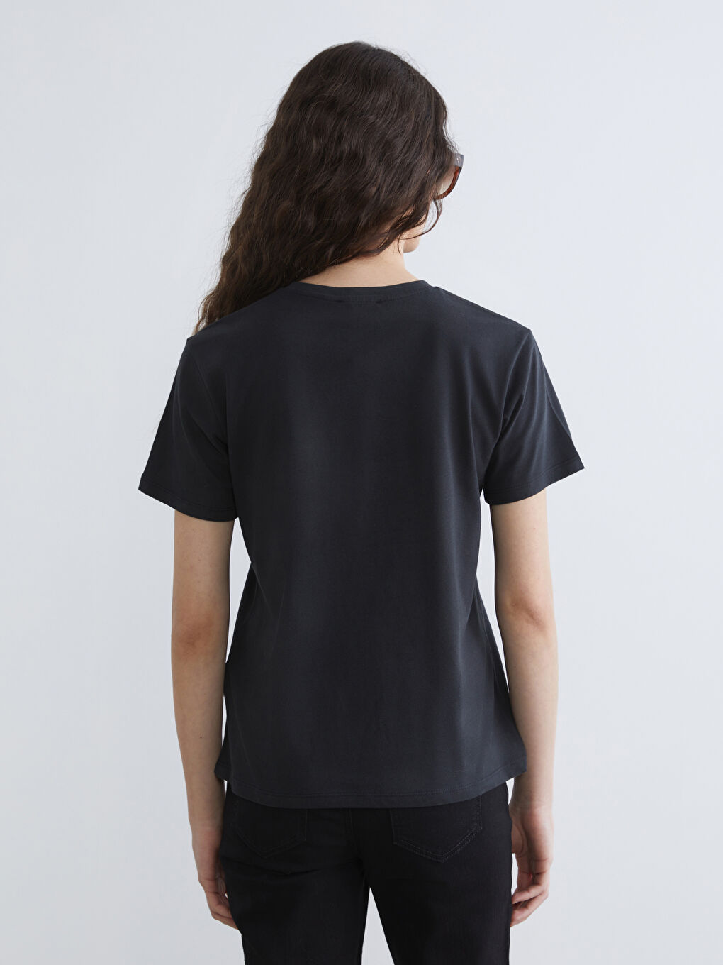 Siyah Bisiklet Yaka Fiyonk Baskılı Kadın Tişört-3