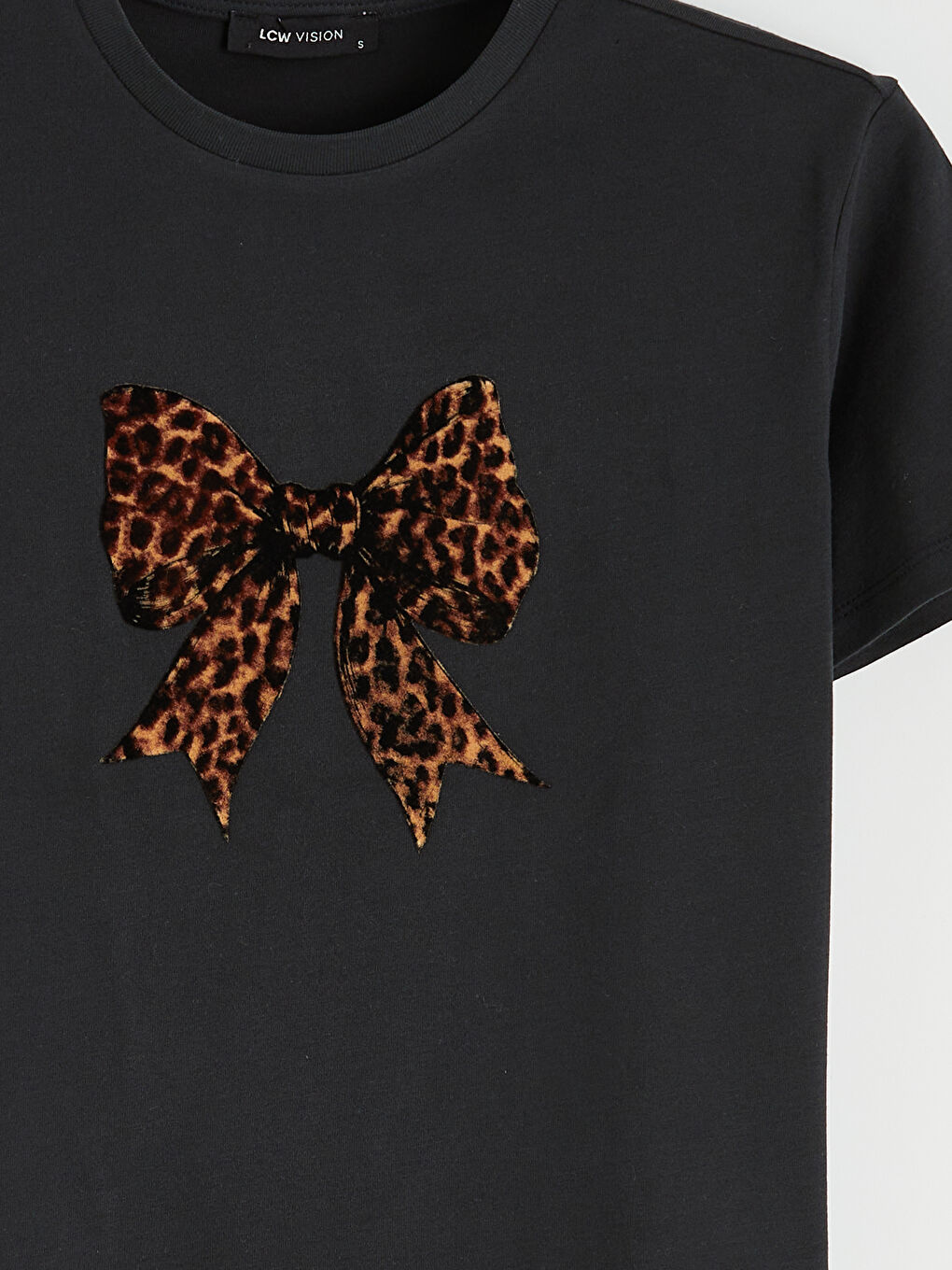 Siyah Bisiklet Yaka Fiyonk Baskılı Kadın Tişört-5
