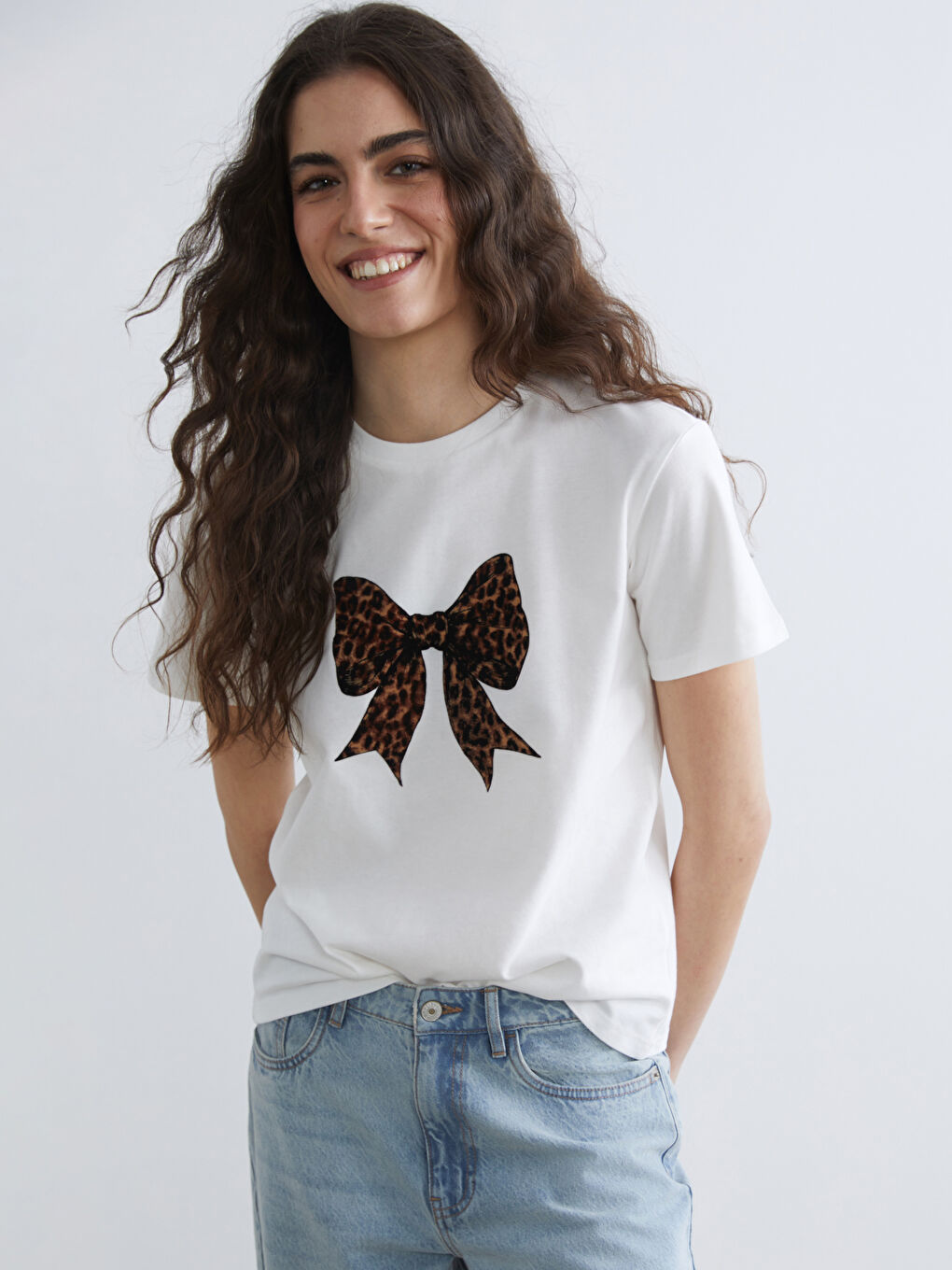 Ekru Bisiklet Yaka Fiyonk Baskılı Kadın Tişört
