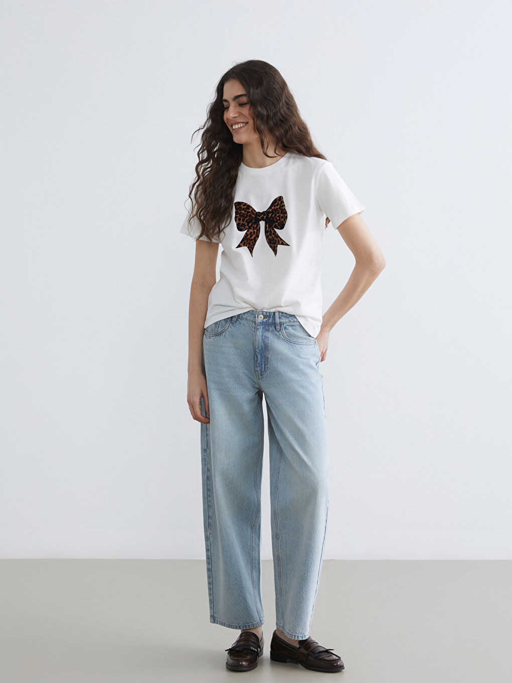 Ekru Bisiklet Yaka Fiyonk Baskılı Kadın Tişört-1