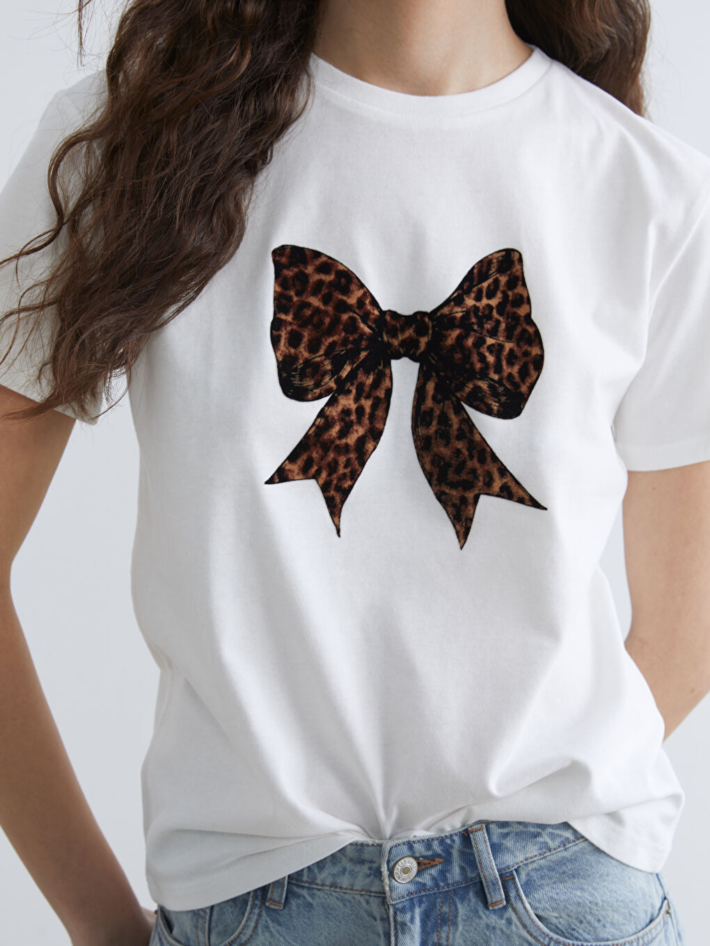 Ekru Bisiklet Yaka Fiyonk Baskılı Kadın Tişört-2