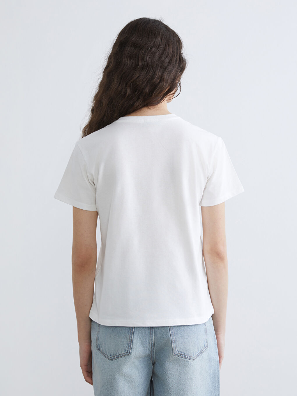 Ekru Bisiklet Yaka Fiyonk Baskılı Kadın Tişört-3