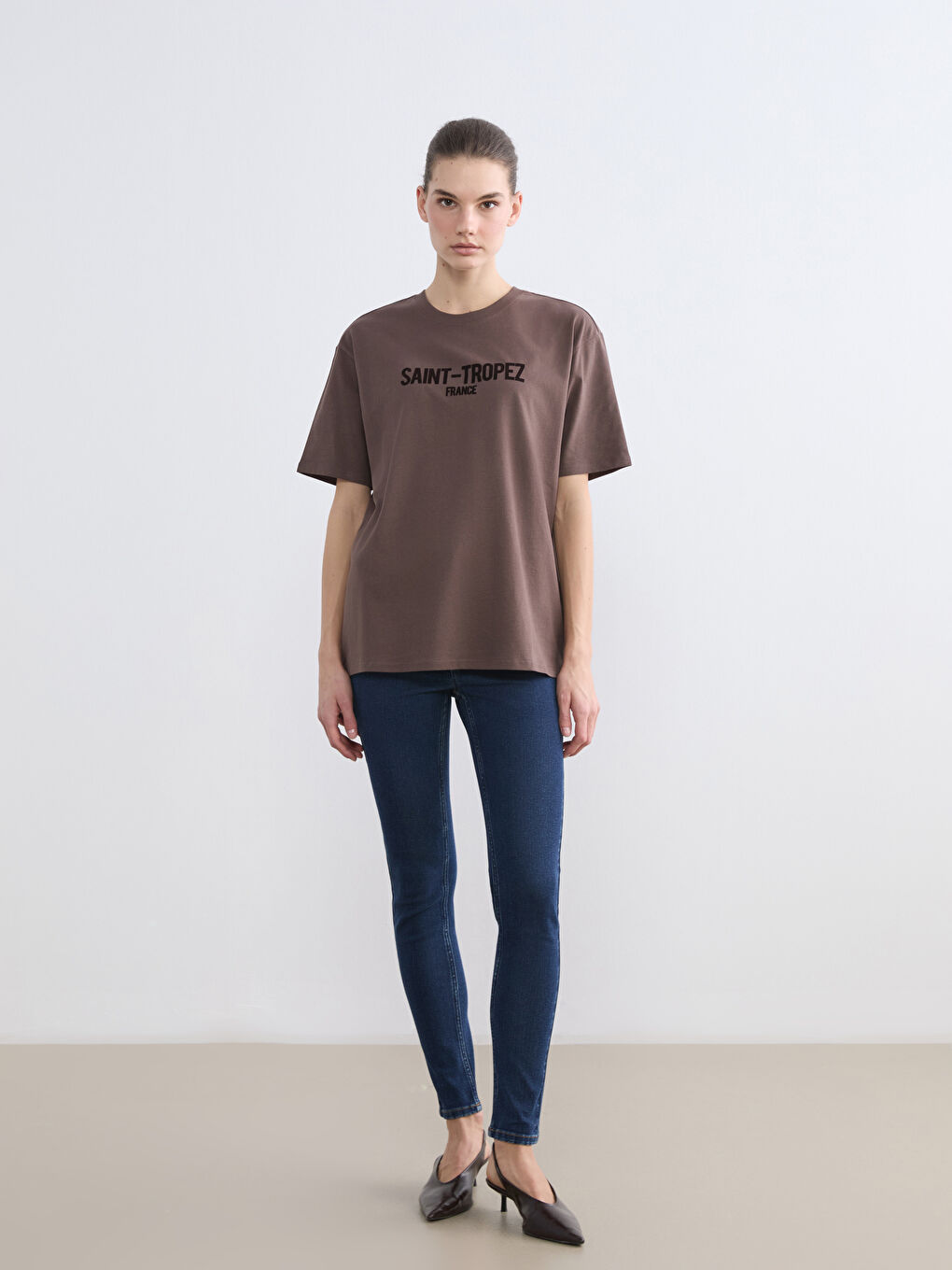 Kahverengi Saint-Tropez Baskılı Oversize Kadın Tişört-1