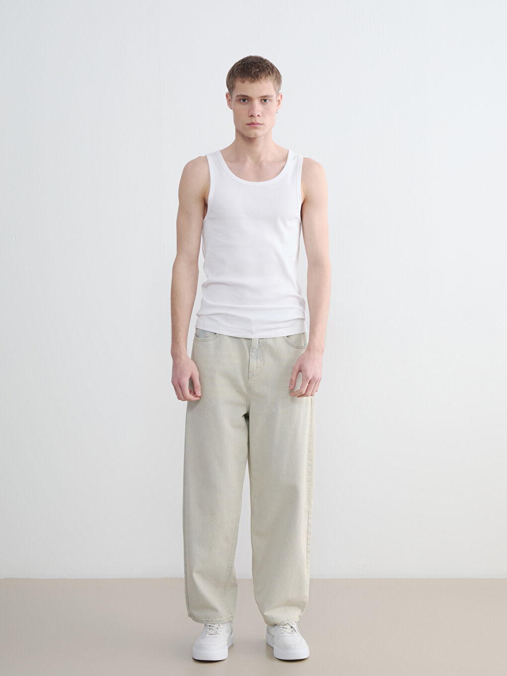 تيشيرت رجالي بدون أكمام بقصة ضيقة وياقة دائرية-1