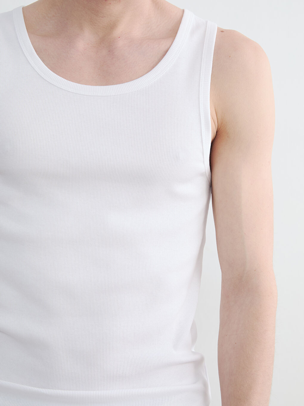 تيشيرت رجالي بدون أكمام بقصة ضيقة وياقة دائرية-2