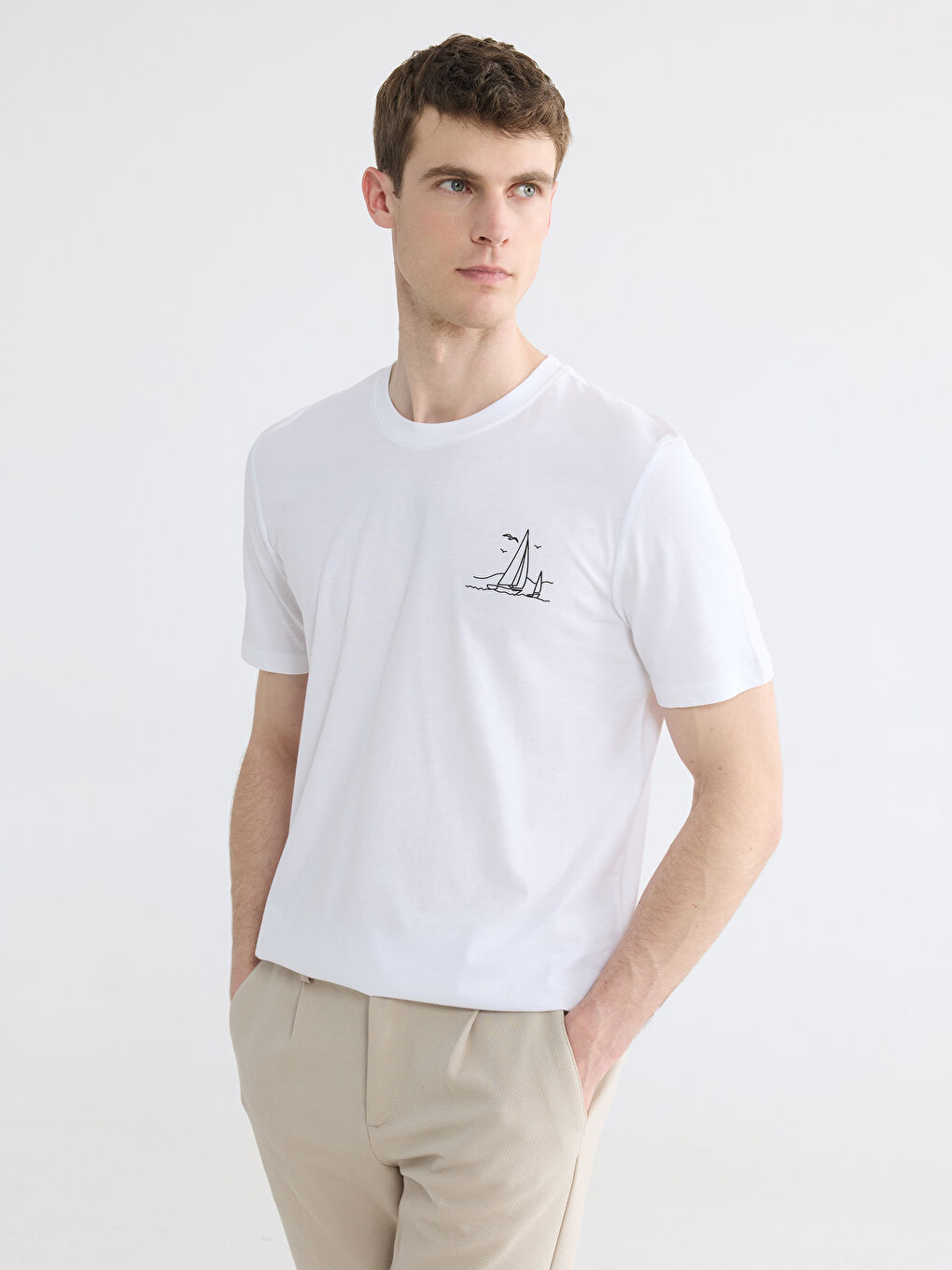 تي شيرت رجالي مطبوع بياقة دائرية