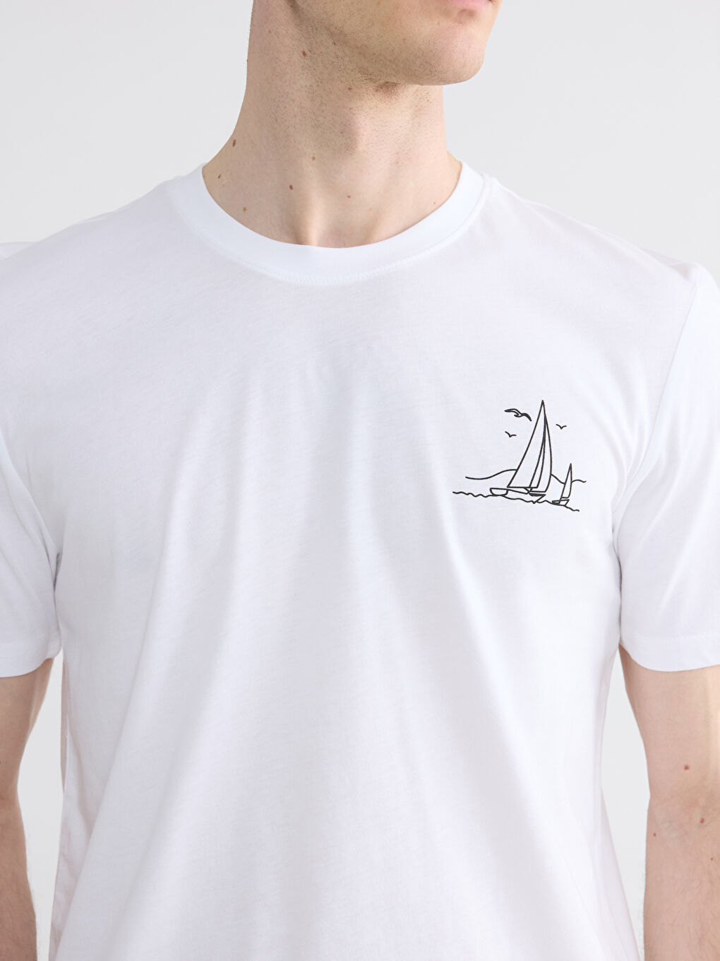 تي شيرت رجالي مطبوع بياقة دائرية-4