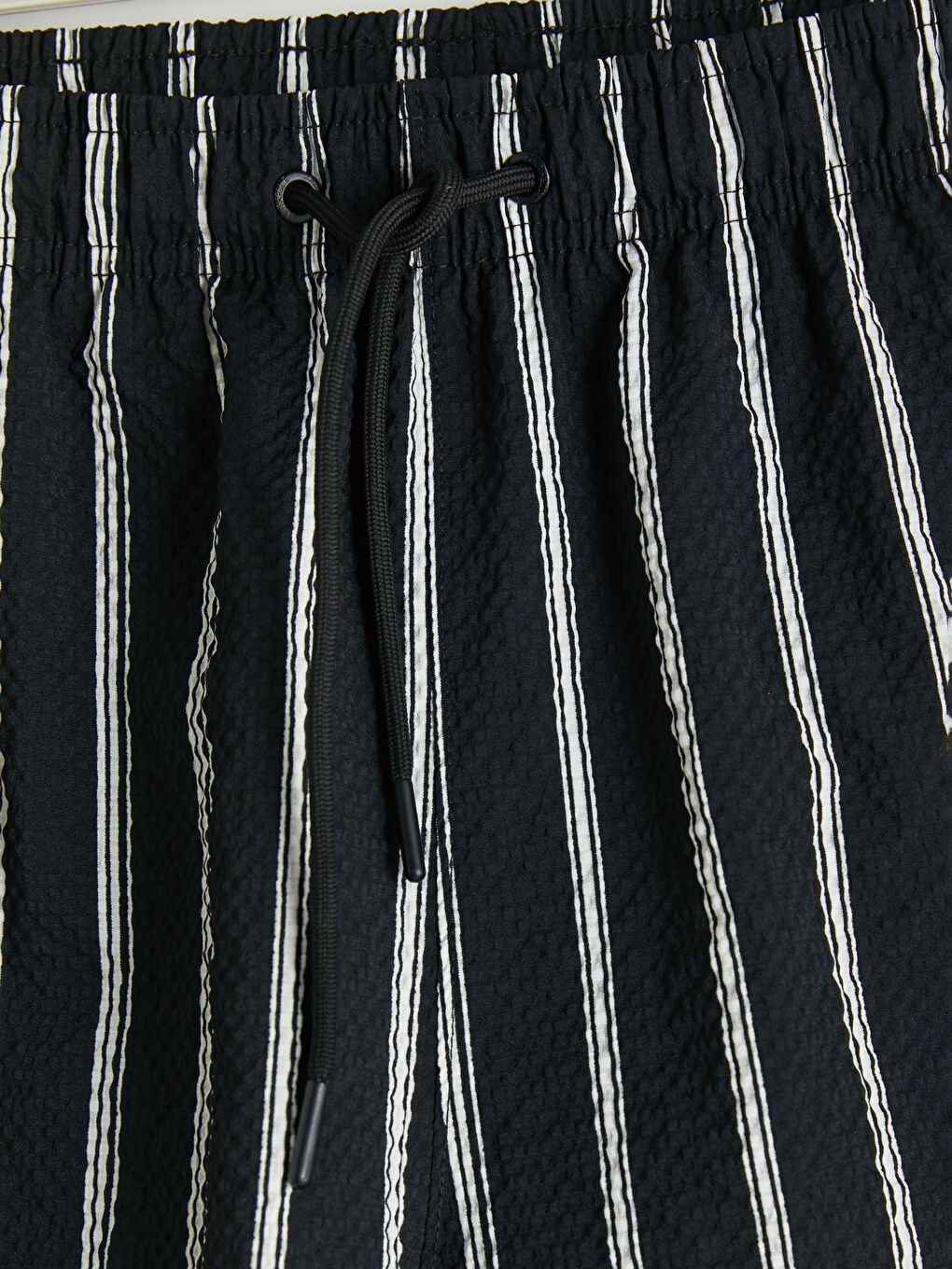Siyah Kısa Boy Çizgili Erkek Deniz Şortu-2