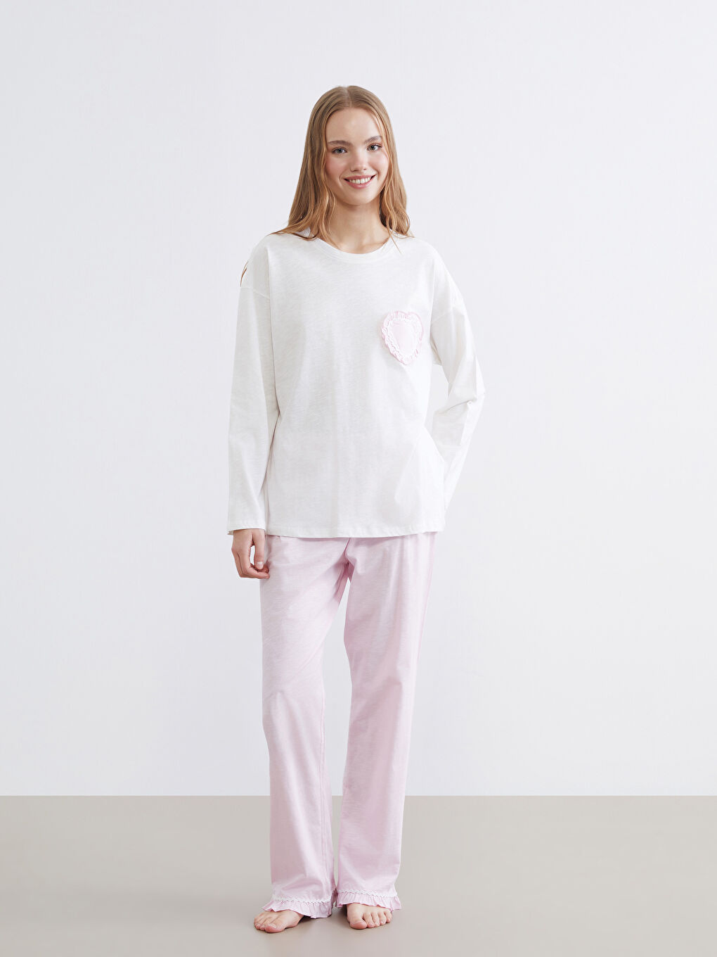 Pembe Bisiklet Yaka Nakışlı Kadın Pijama Takım