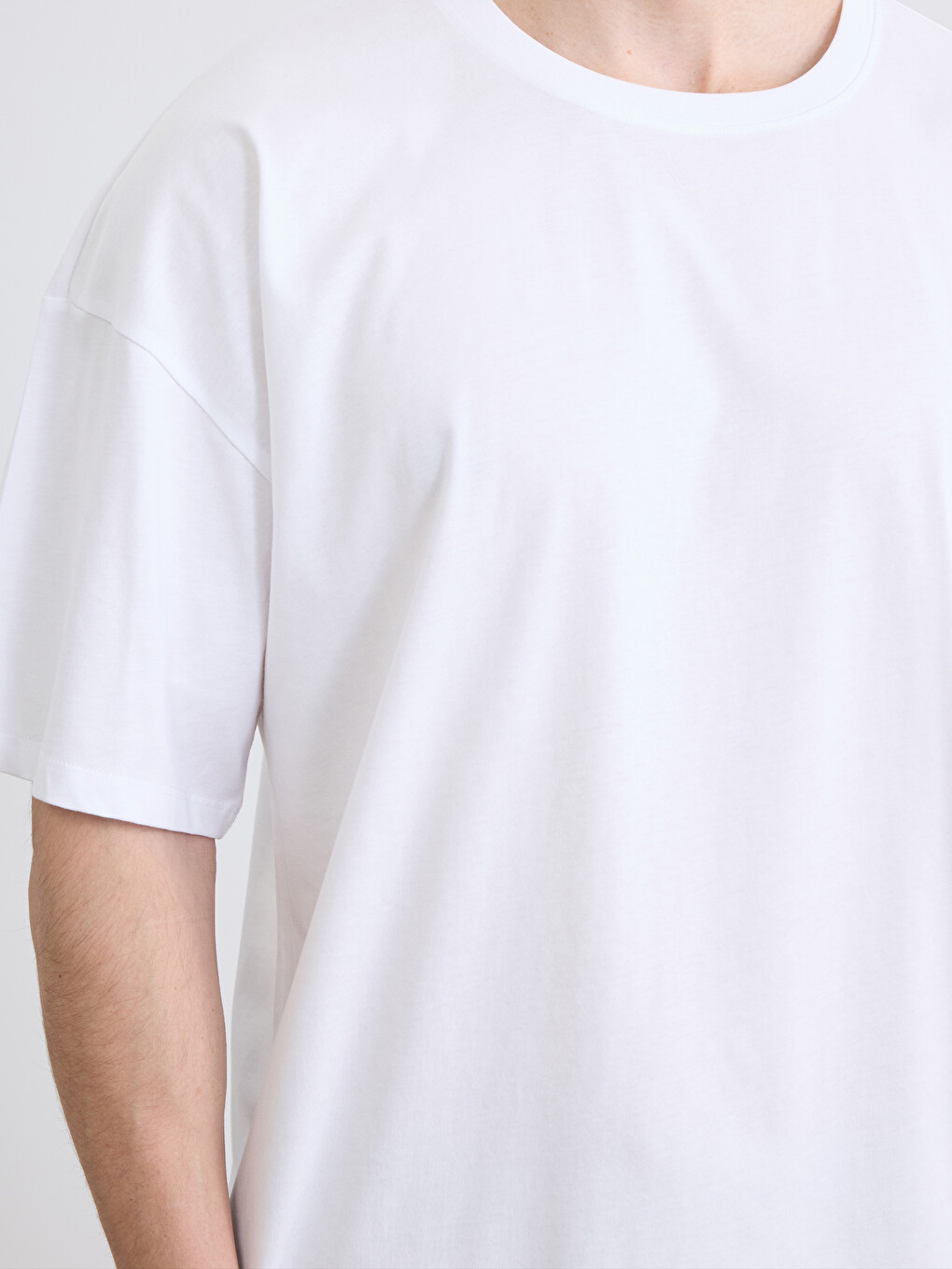Beyaz Oversize Fit Bisiklet Yaka Kısa Kollu Erkek Tişört-2