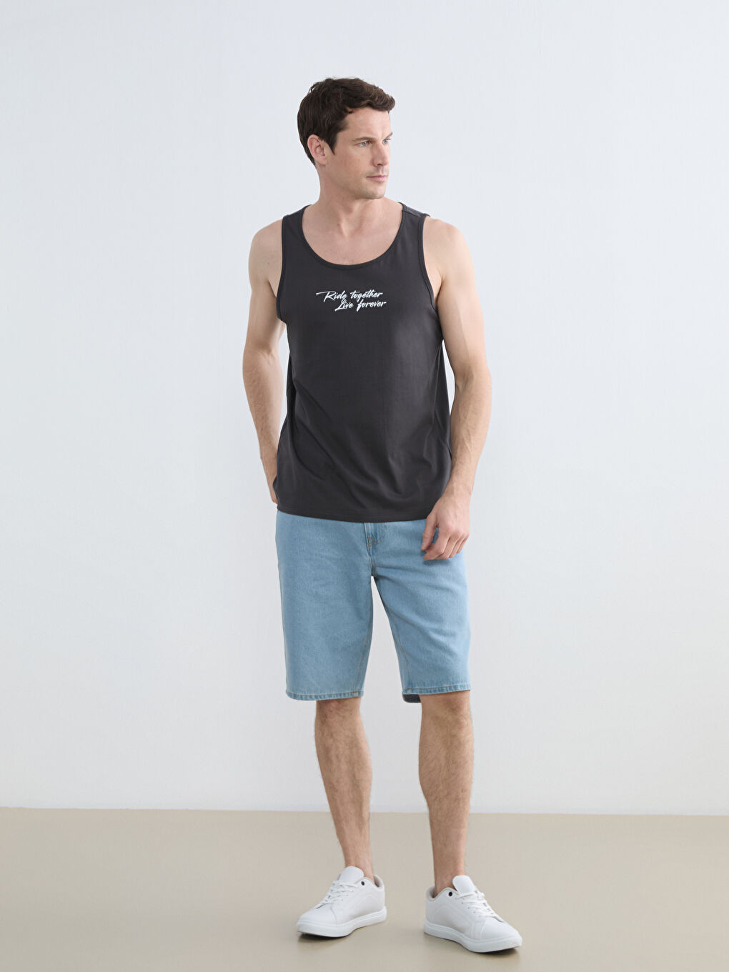 Antrasit U Yaka Baskılı Erkek Kolsuz Tişört-1