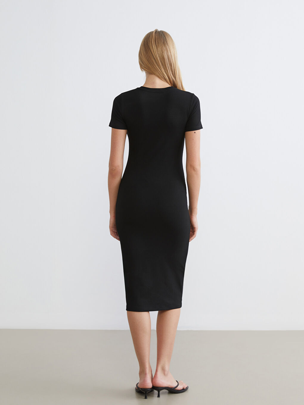 Robe Moulante à Col Rond-3