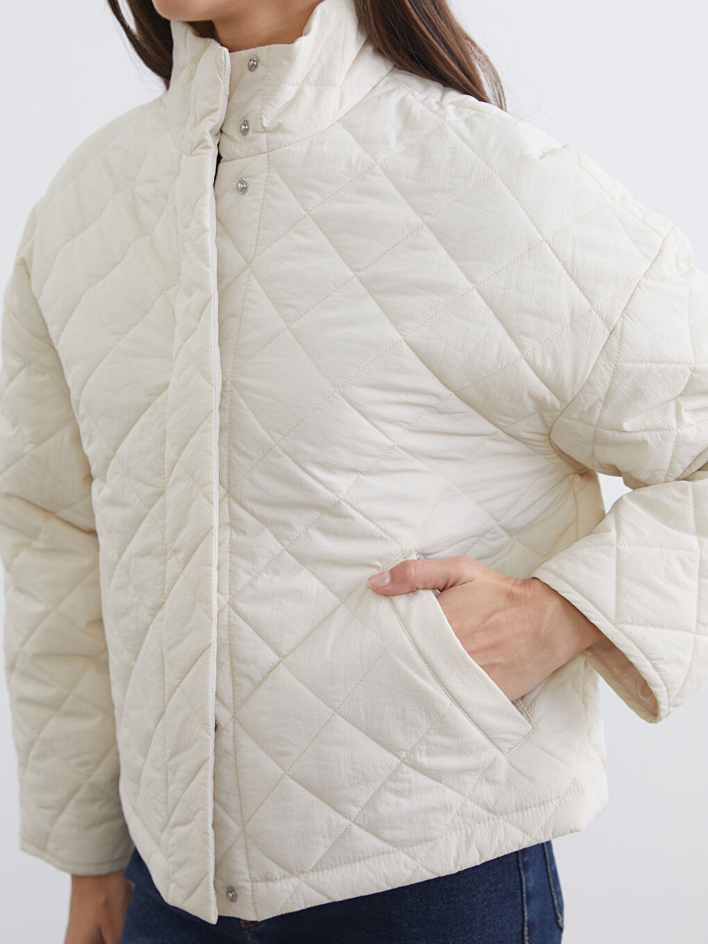 Ekru Dik Yaka Baklava Desenli Kadın Şişme Mont-3