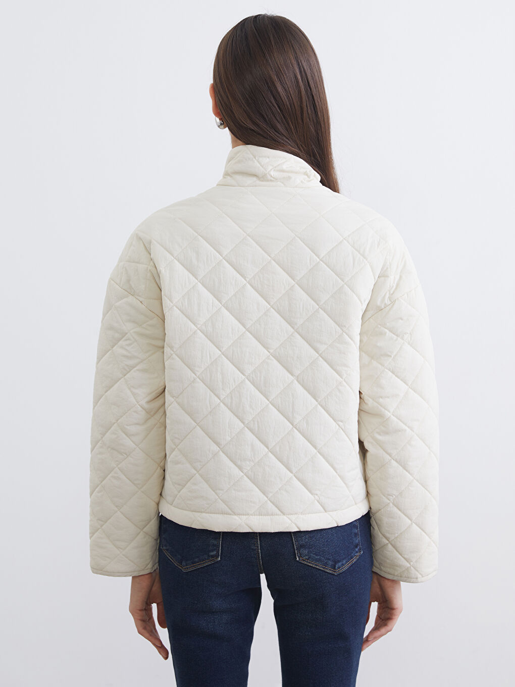 Ekru Dik Yaka Baklava Desenli Kadın Şişme Mont-4