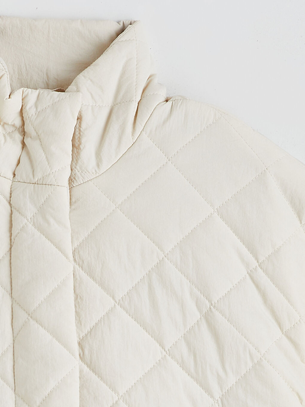 Ekru Dik Yaka Baklava Desenli Kadın Şişme Mont-6