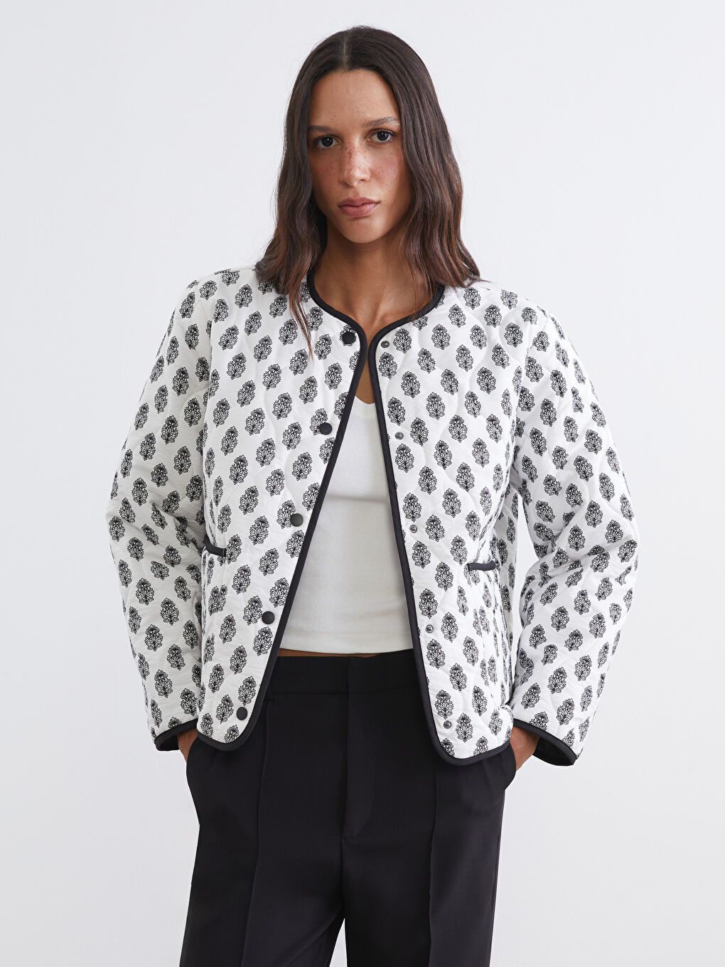 Siyah Bisiklet Yaka Desenli Kadın Mont