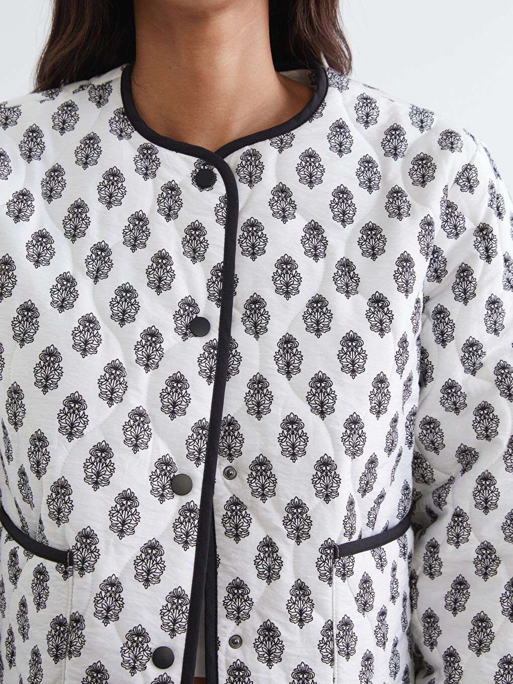 Siyah Bisiklet Yaka Desenli Kadın Mont-2