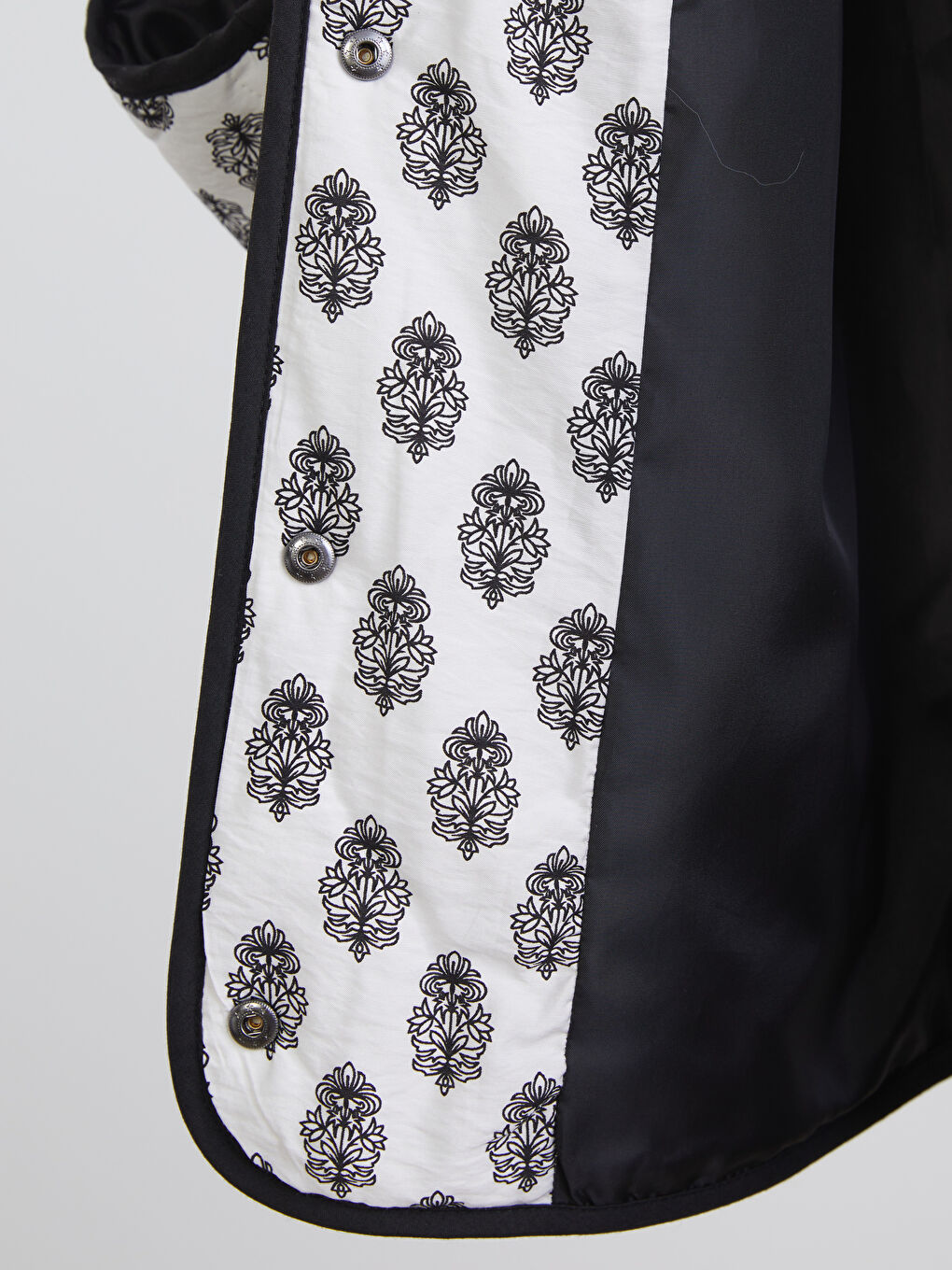 Siyah Bisiklet Yaka Desenli Kadın Mont-3