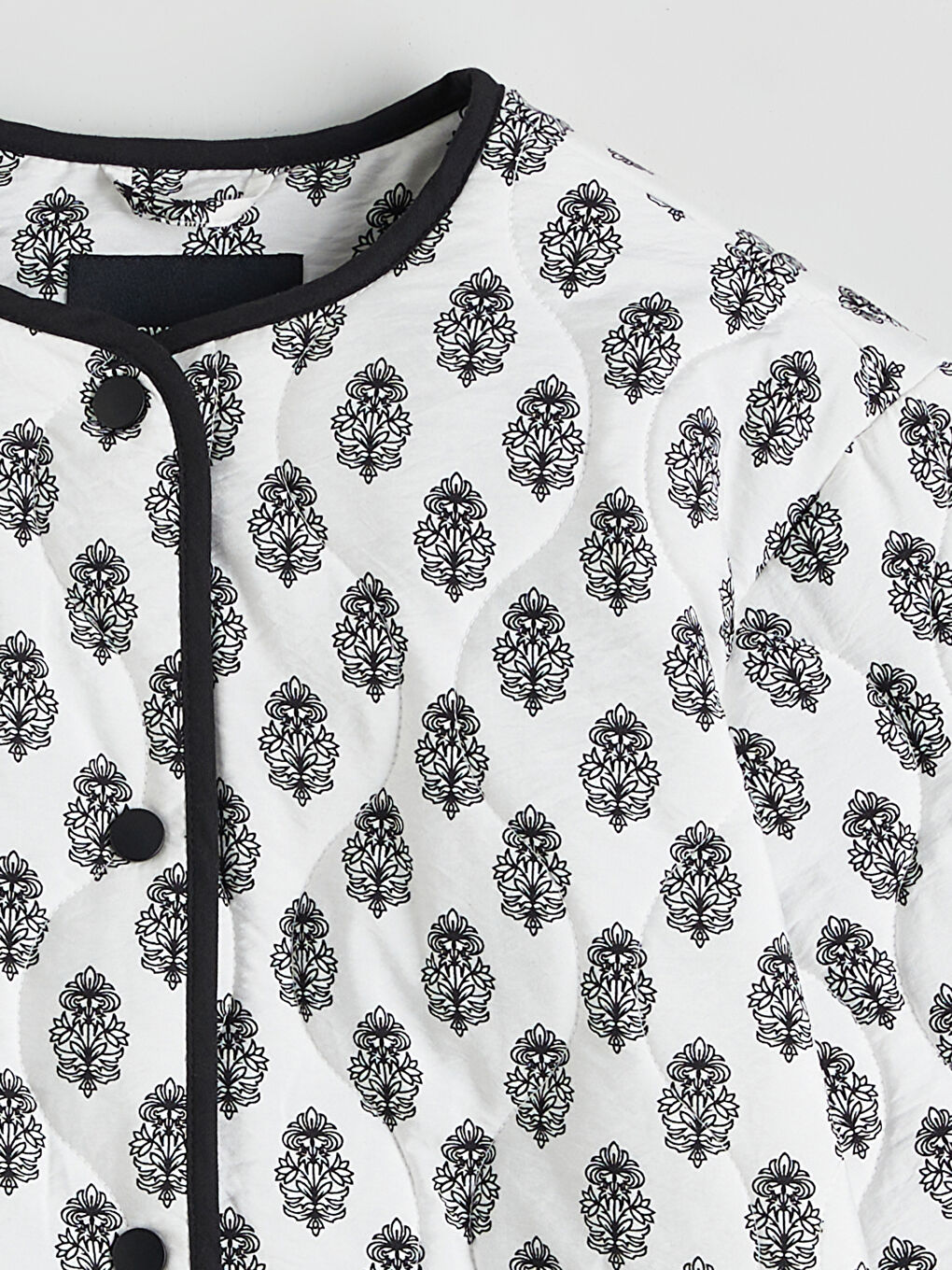 Siyah Bisiklet Yaka Desenli Kadın Mont-7