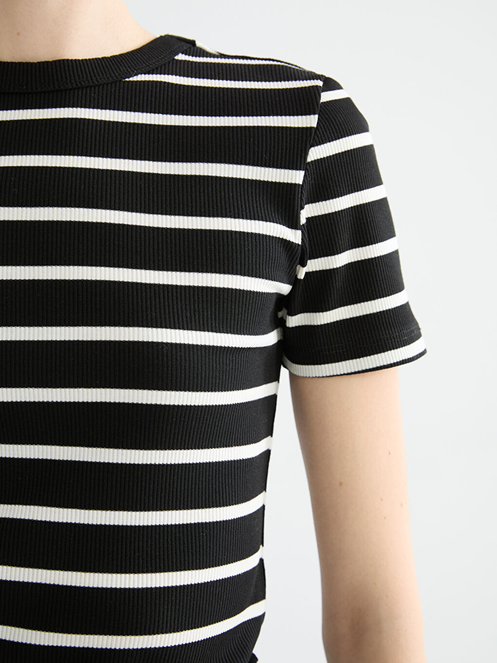 Siyah Bisiklet Yaka Çizgili Kadın Body-2