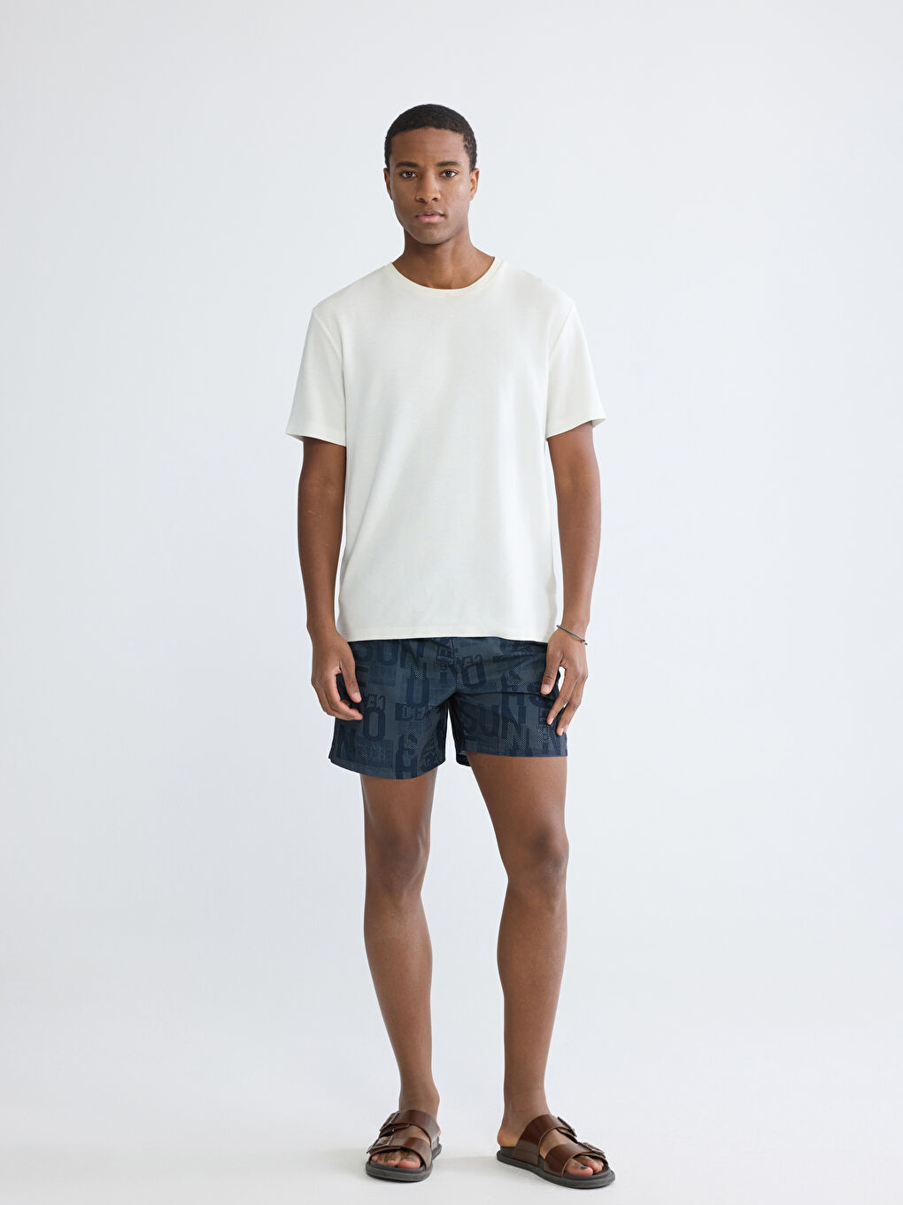 شورت سباحة رجالي مطبوع بحروف بخصر مرن