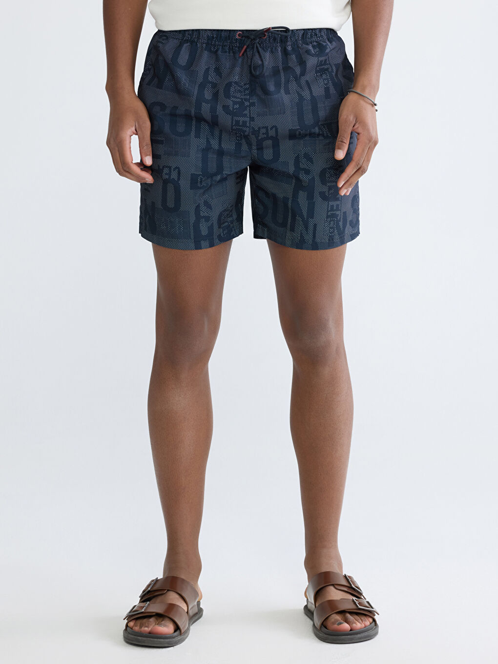 شورت سباحة رجالي مطبوع بحروف بخصر مرن-1