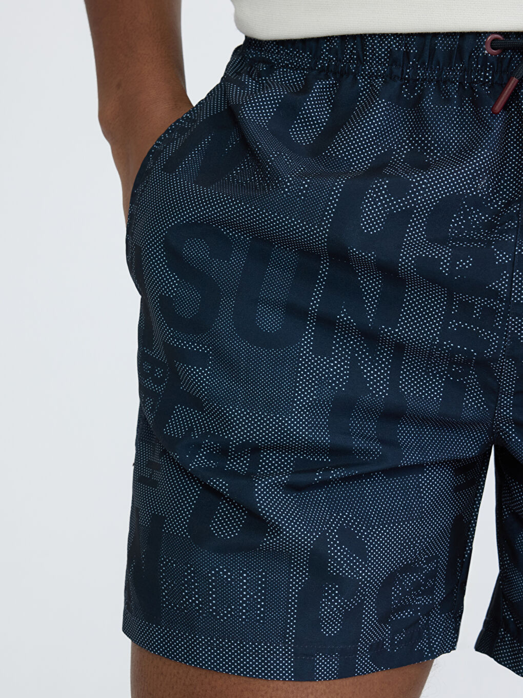 شورت سباحة رجالي مطبوع بحروف بخصر مرن-2