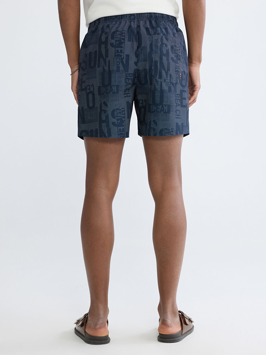 شورت سباحة رجالي مطبوع بحروف بخصر مرن-3