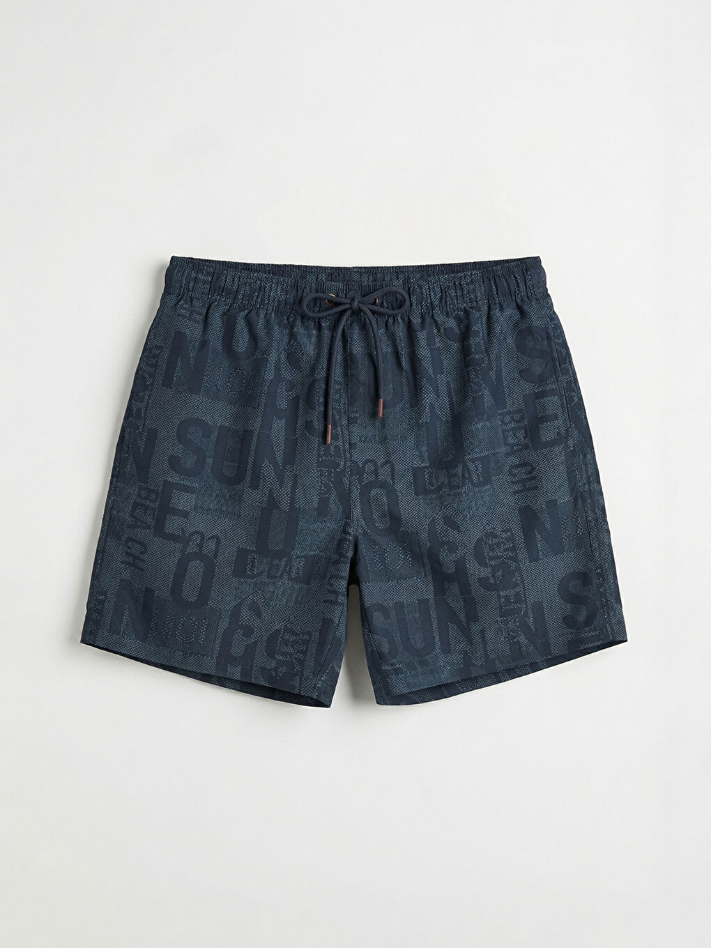 شورت سباحة رجالي مطبوع بحروف بخصر مرن-4