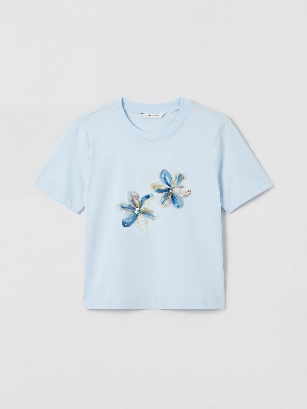 ქალი ლურჯი მაისურები და ზედები