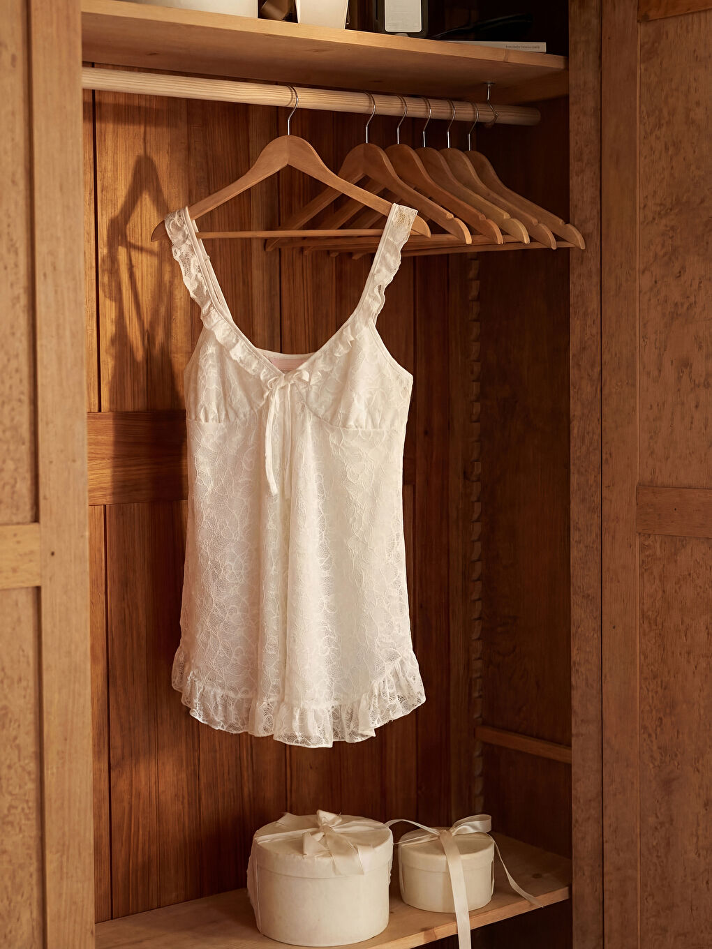 Beyaz V Yaka Dantelli Kadın Fantezi Gecelik