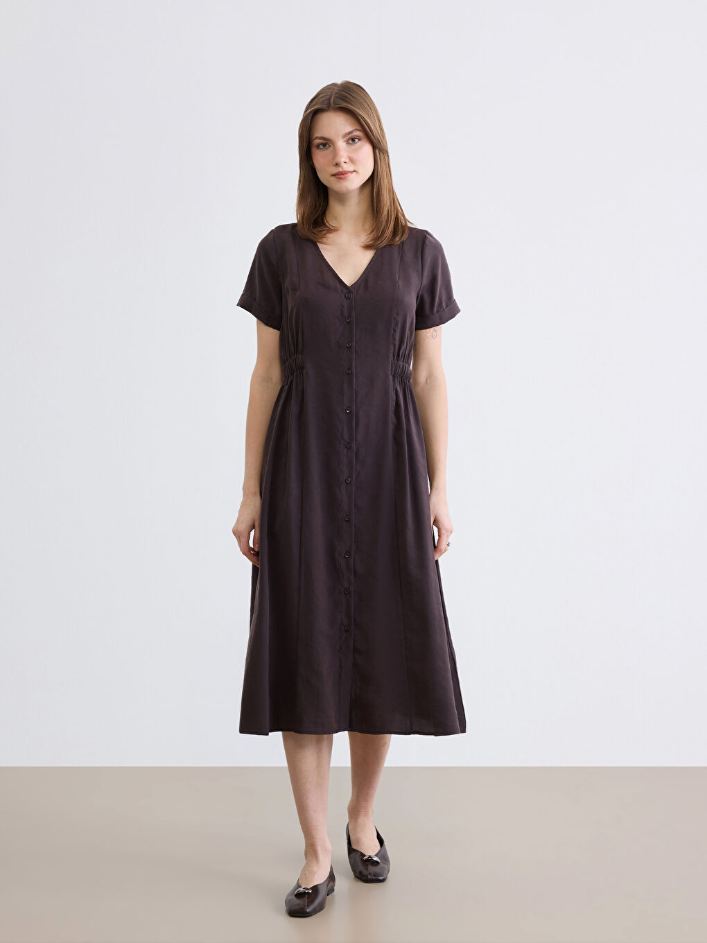 Kahverengi V Yaka Belden Oturtmalı Elbise-1