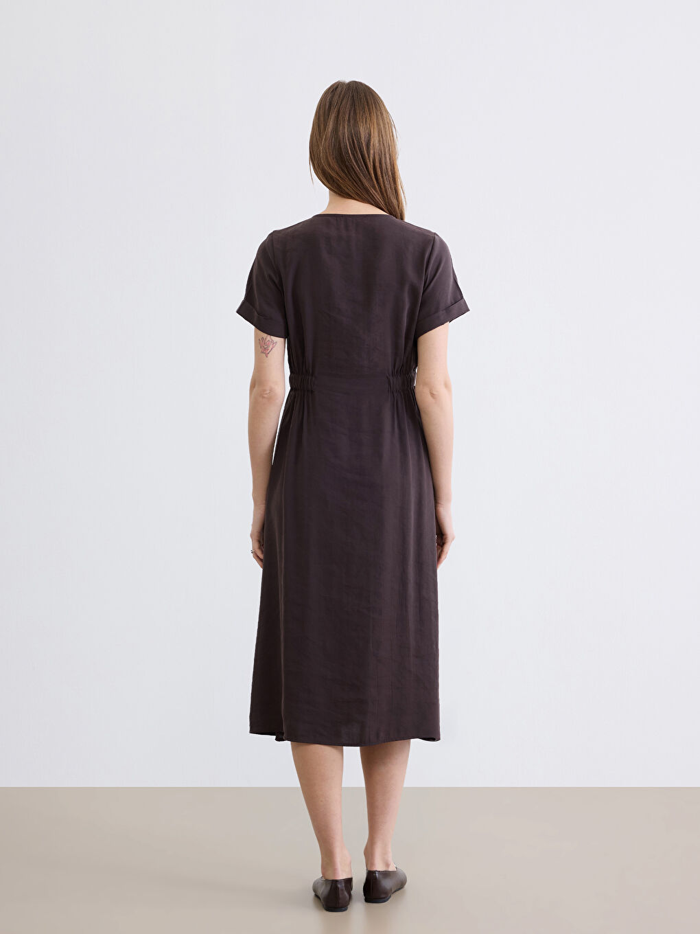 Kahverengi V Yaka Belden Oturtmalı Elbise-3