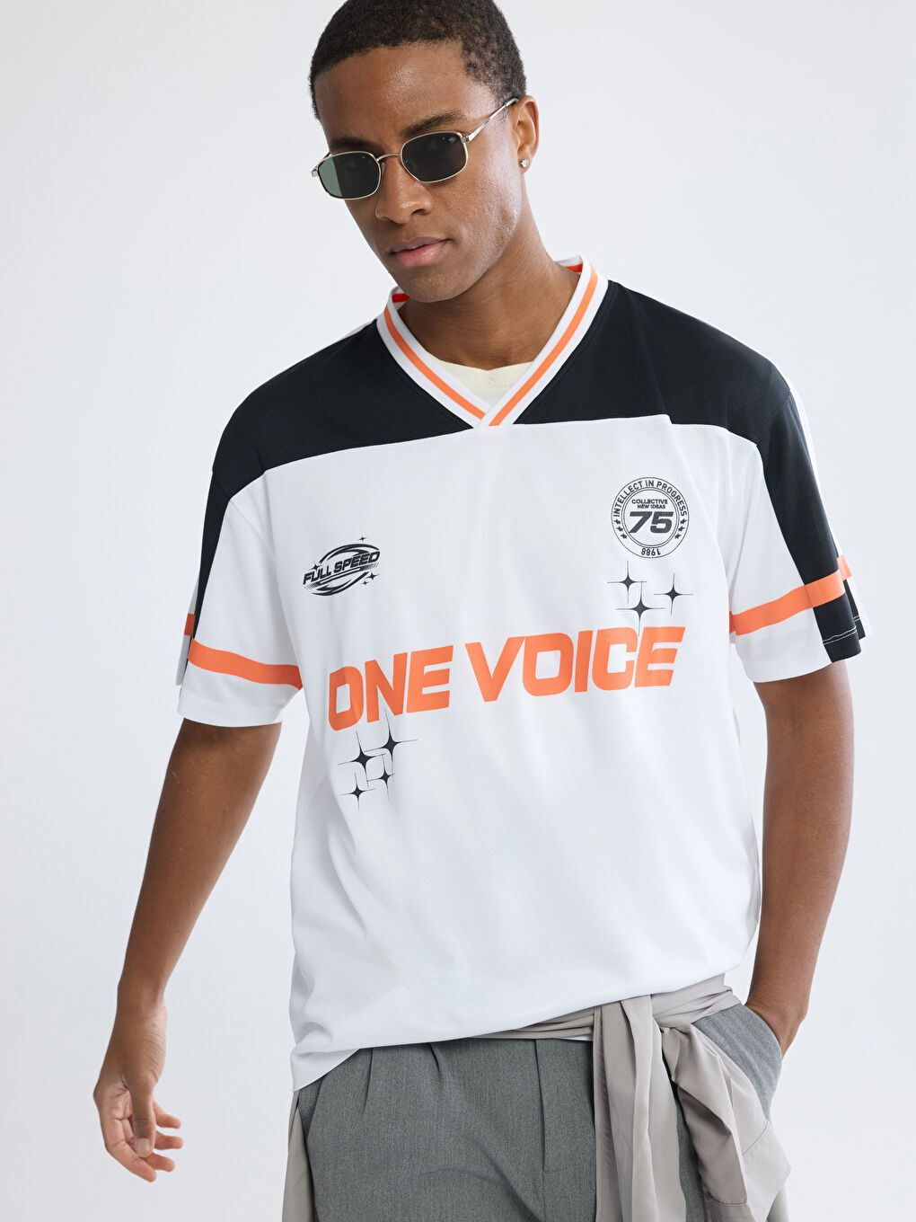 Ekru Oversize Baskılı V Yaka Erkek Tişört-1