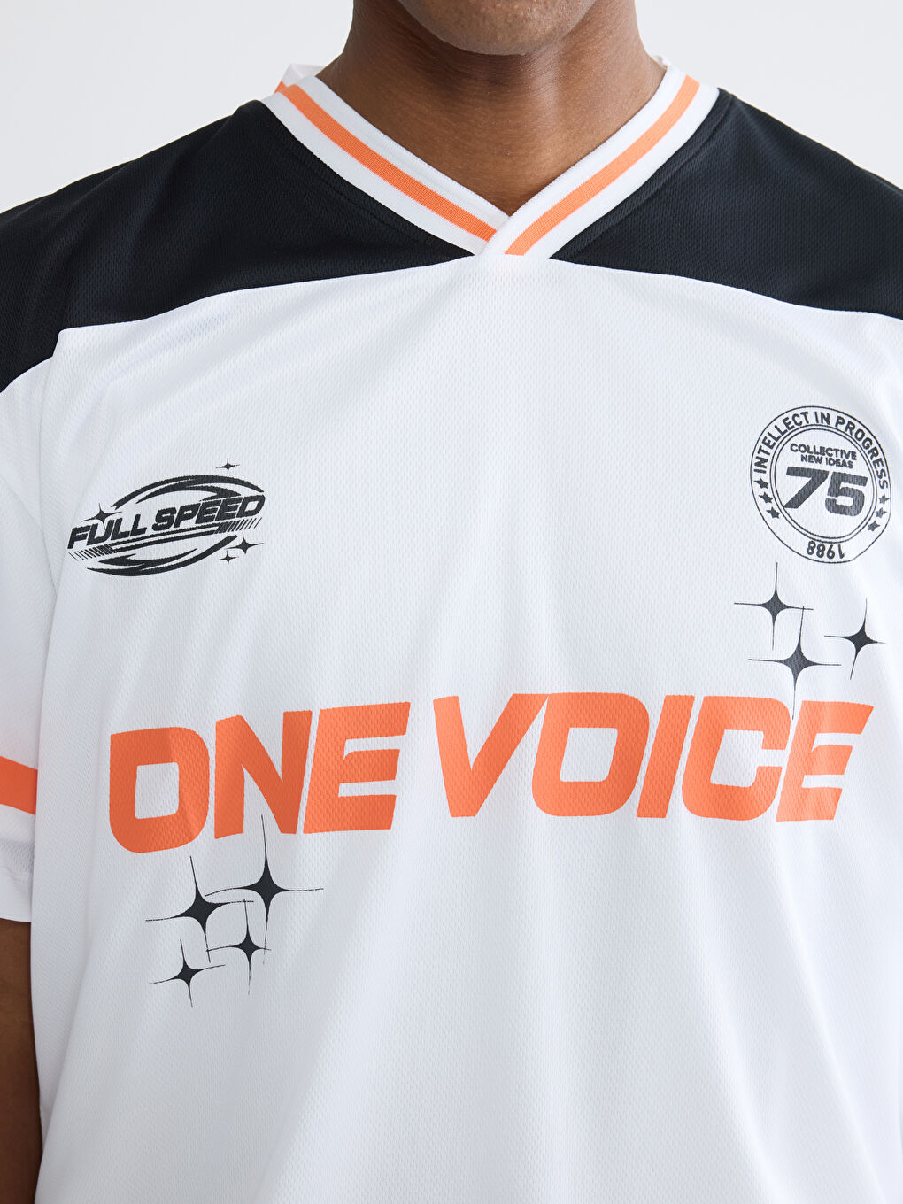 Ekru Oversize Baskılı V Yaka Erkek Tişört-3