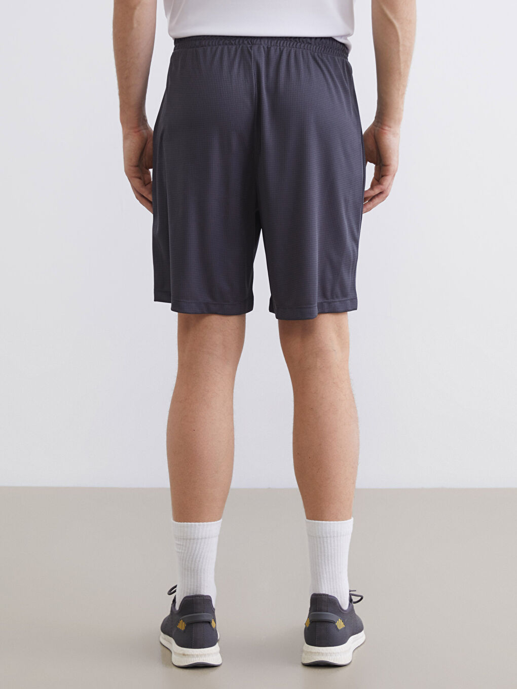 شورت رجالي بملمس مميز وبقصة مريحة.-3