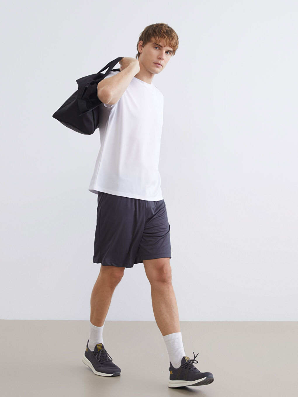 شورت رجالي بملمس مميز وبقصة مريحة.