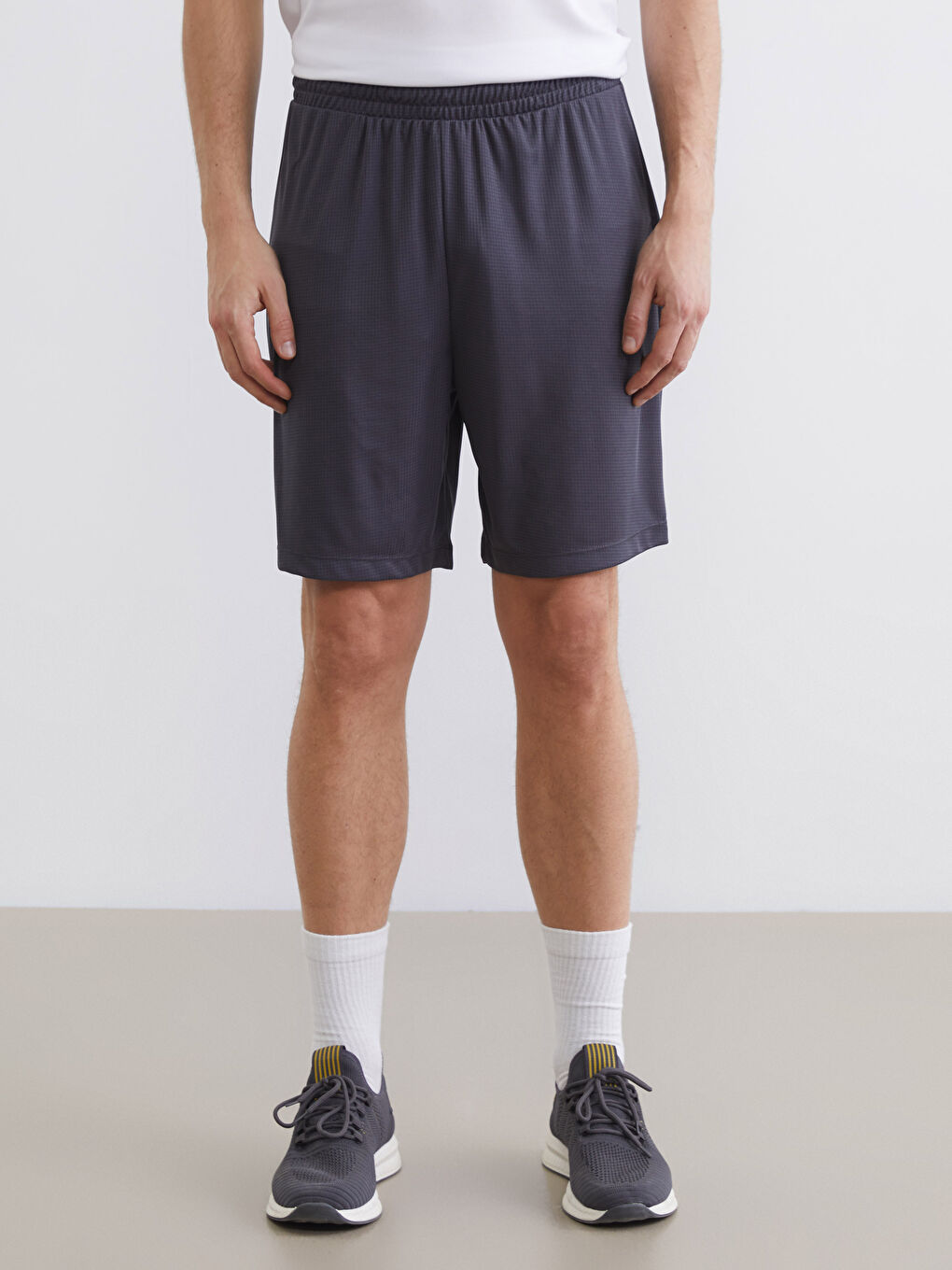 شورت رجالي بملمس مميز وبقصة مريحة.-1