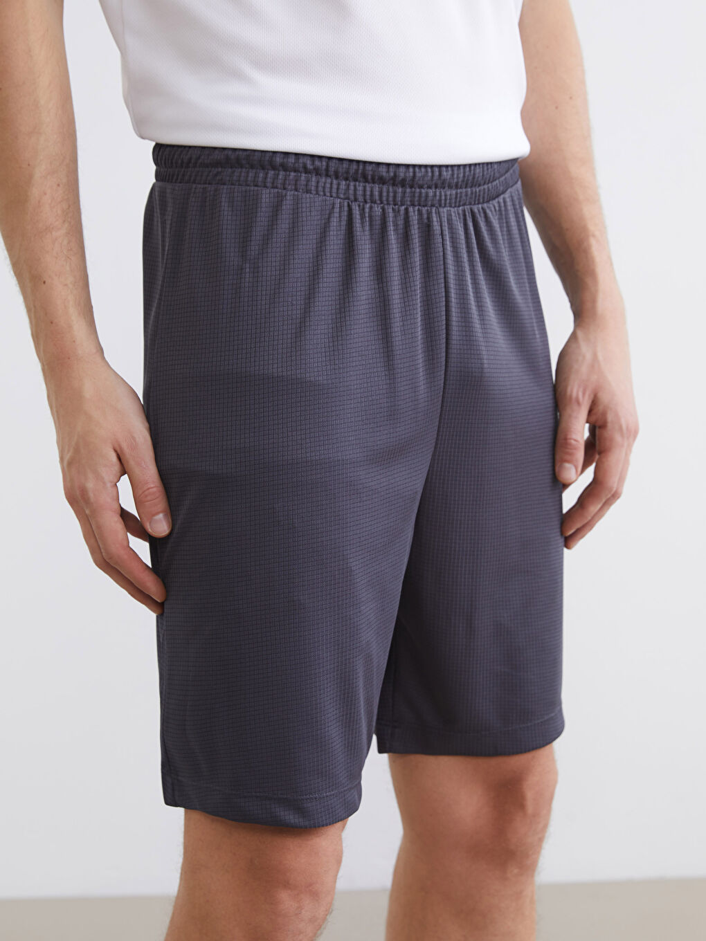 شورت رجالي بملمس مميز وبقصة مريحة.-2