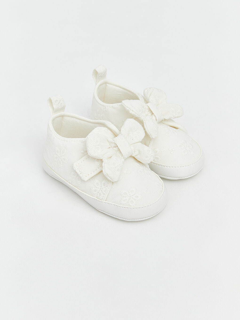 Beyaz Fiyonk Detaylı Kız Bebek Yürüme Öncesi Ayakkabı